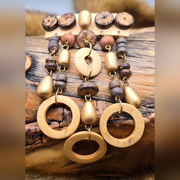 Unsigned Jewelry - Elegant Gold and Brown Brooch Set